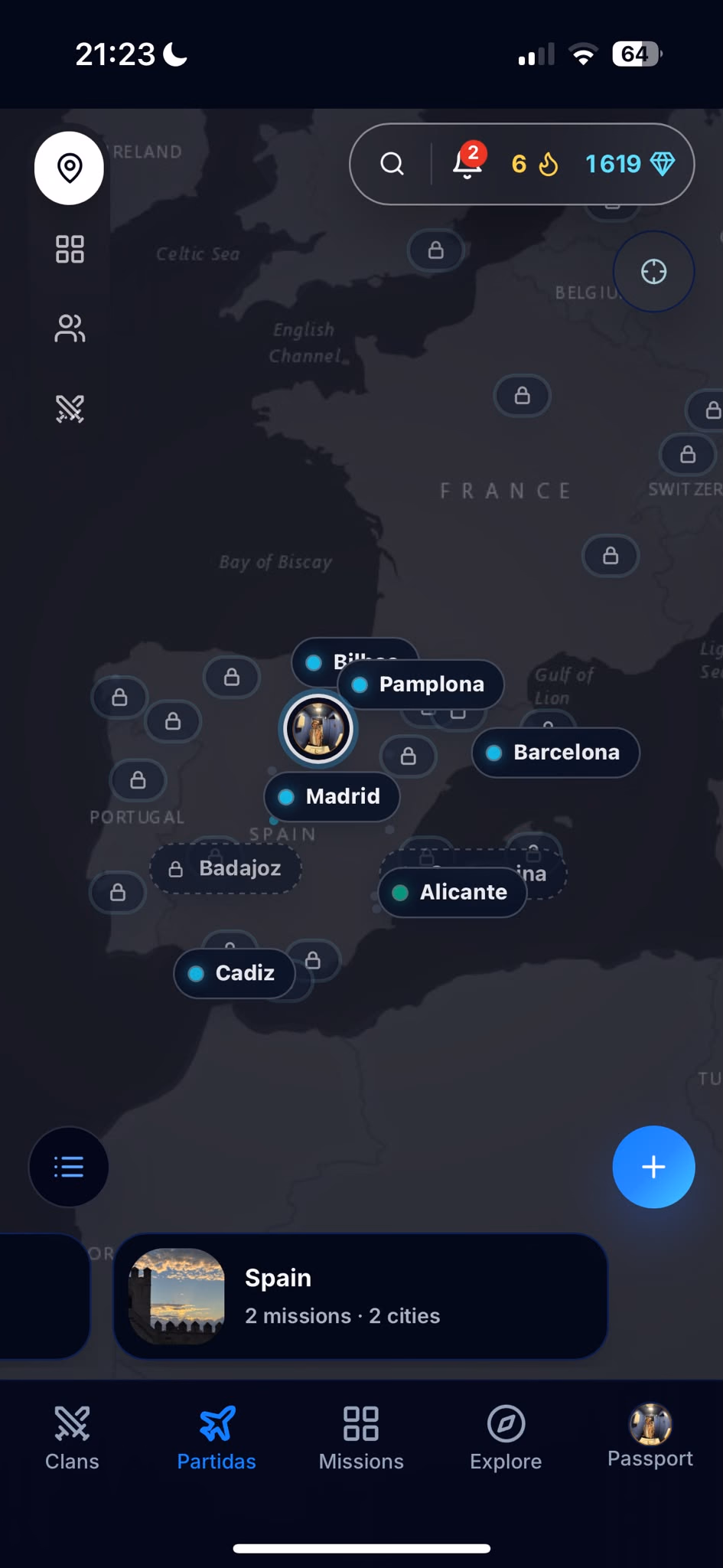 Lugar real → misión → decisión → historia compartida