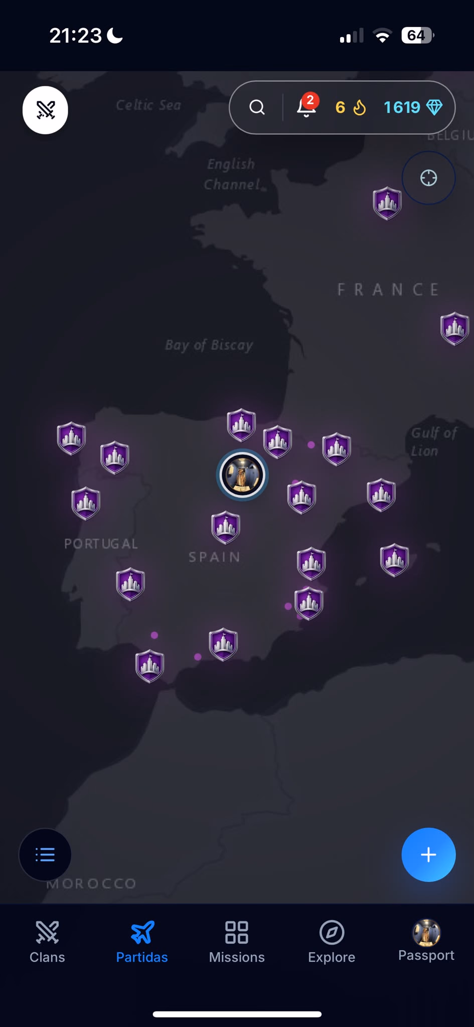 Lugar real → misión → decisión → historia compartida
