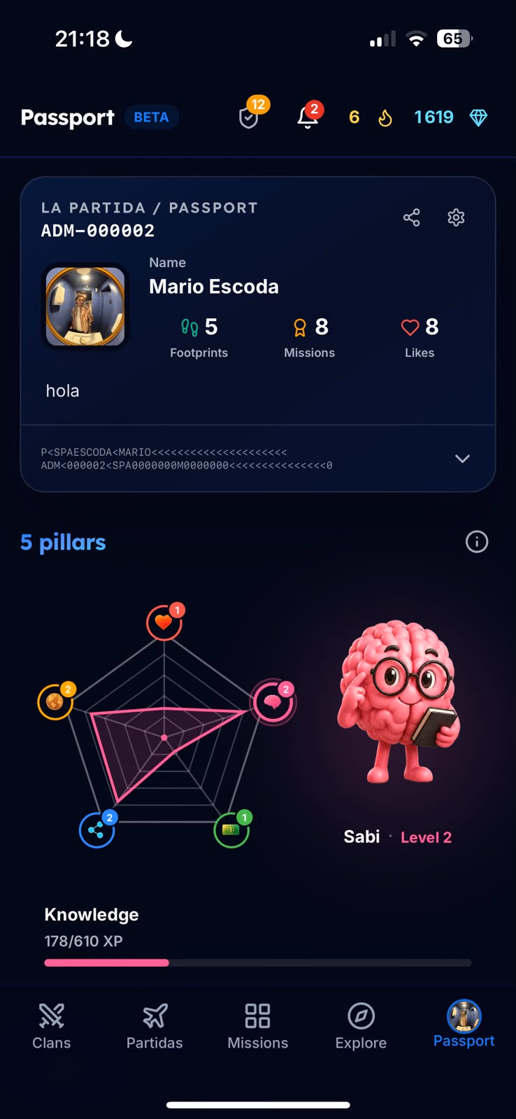 Lugar real → misión → decisión → historia compartida