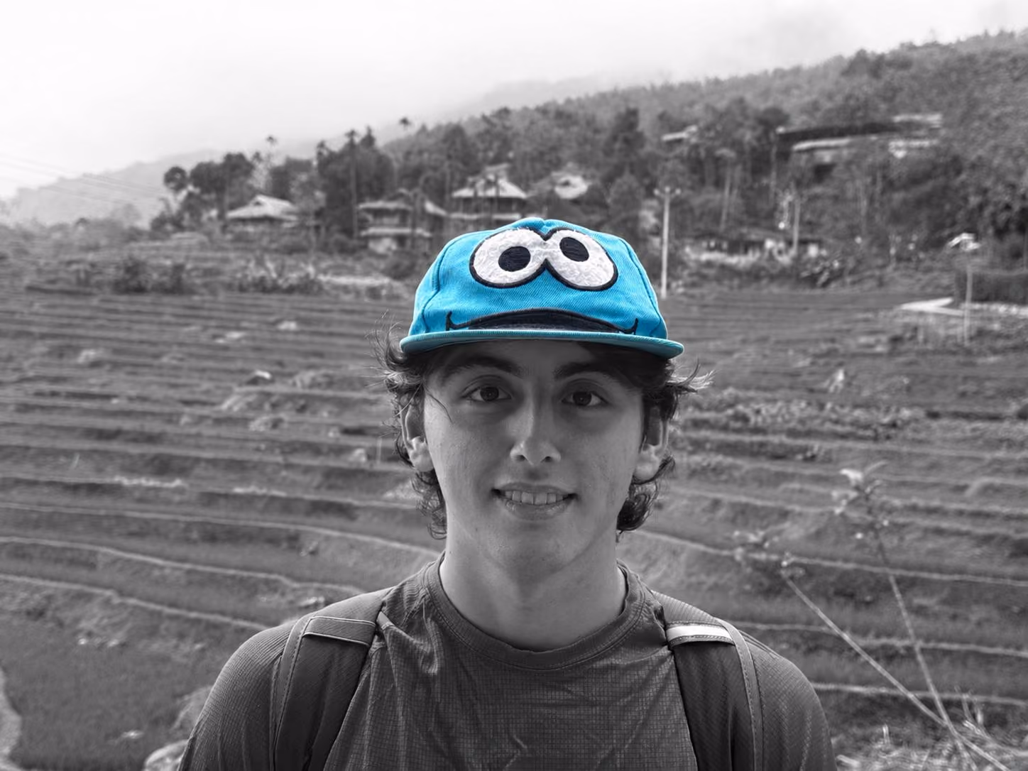 Moto, tabla y una isla