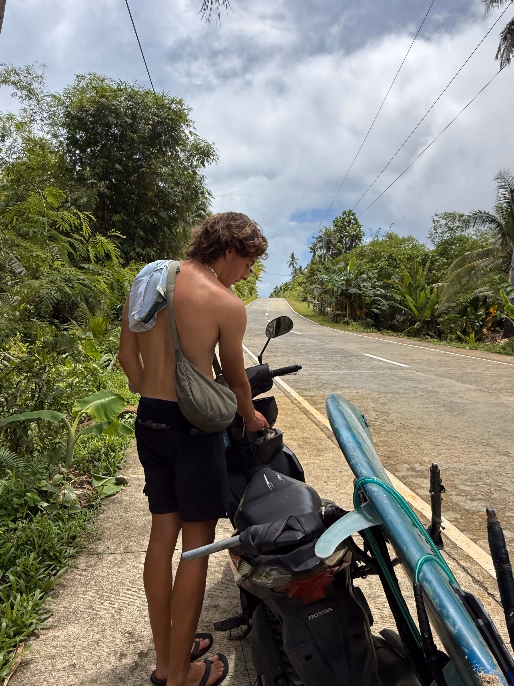Moto, tabla y una isla