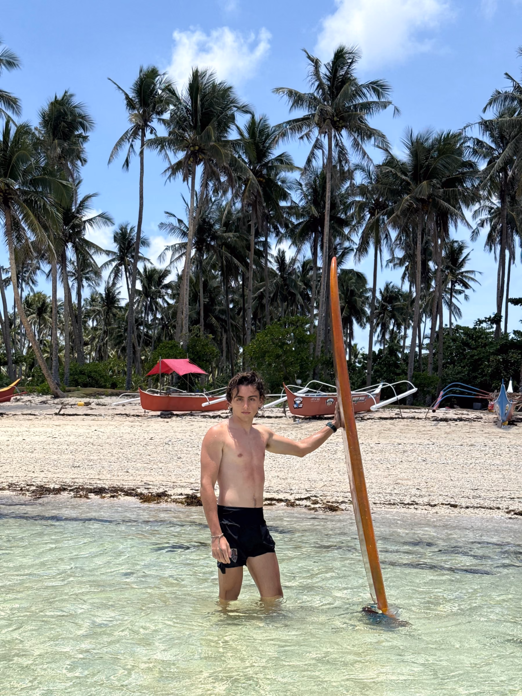 Moto, tabla y una isla